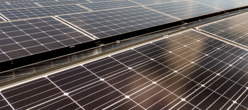 Een foto van dichtbij van zonnepanelen.