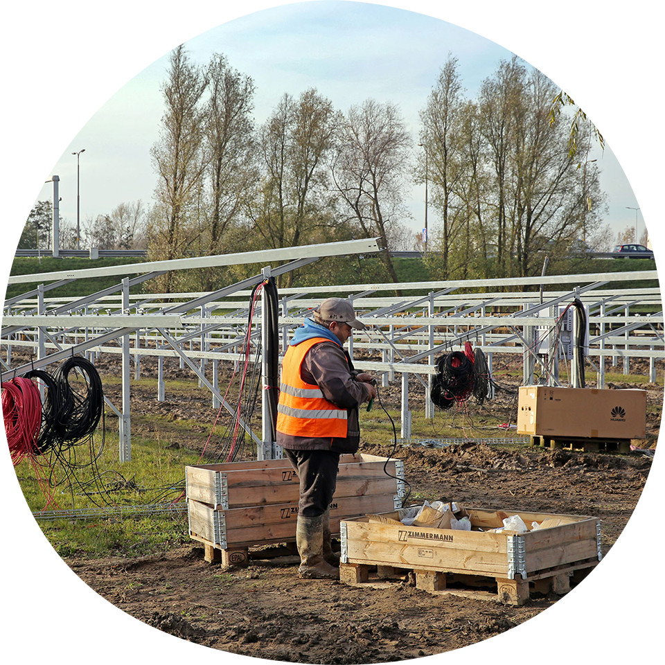 man is bezig met de bedrading van de zonnepanelen